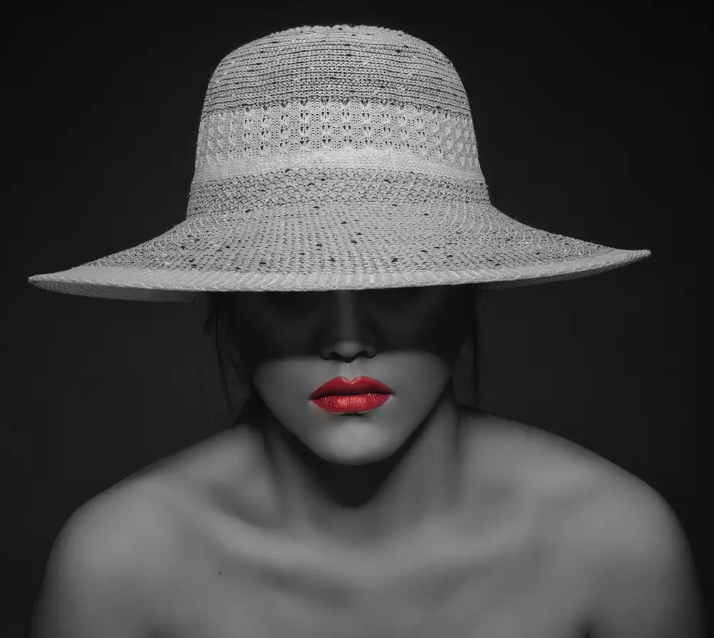 BHATTACHARYYA, PARTHA: BELLEZZA SOTTO IL CAPPELLO