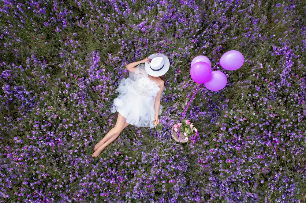 Wang, Bill: Girl among Flowers