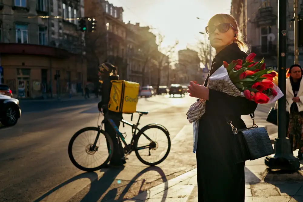 Malciu, Denis: Lady with tulips at sunset