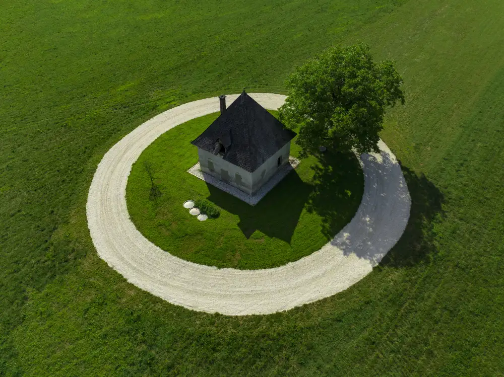 Kravanja, Jure: A house in the middle of a circle