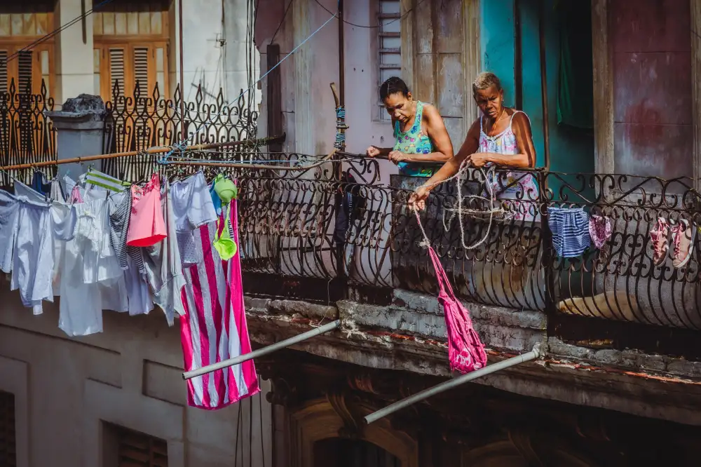 Morishige, Koji: Shopping from the balcony