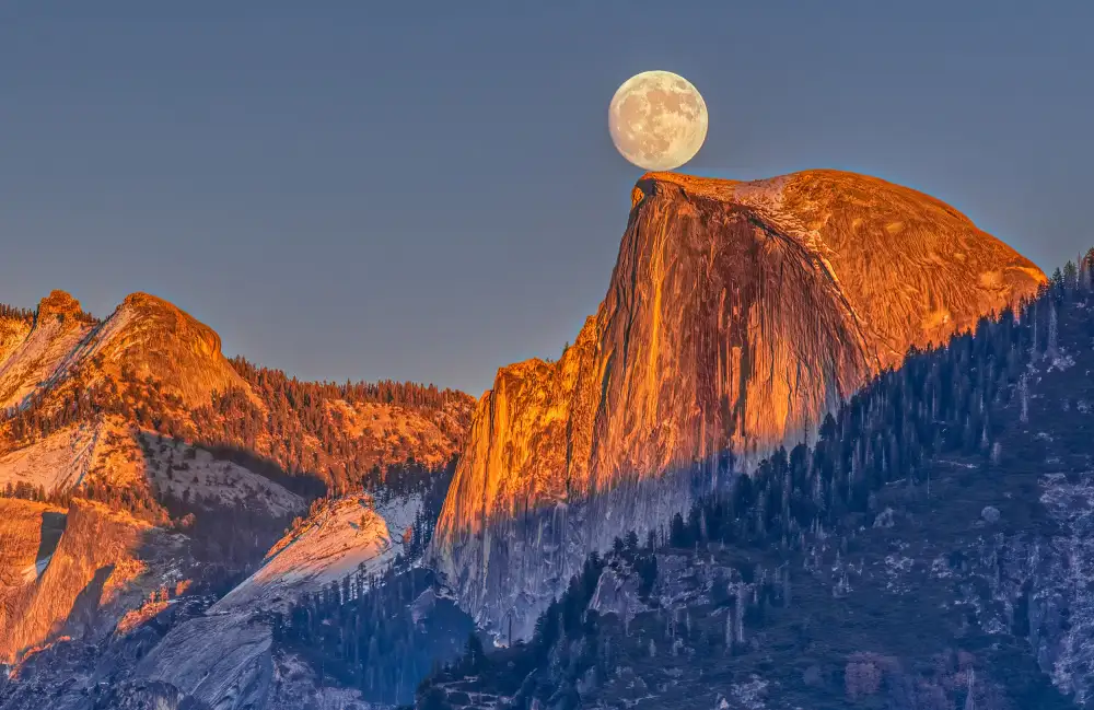 Lin, Ning: Moonrise over Half Dome