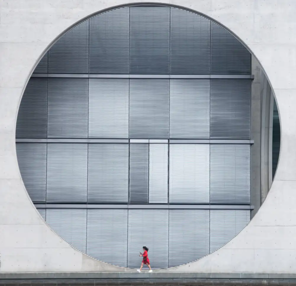 Hoog, de Roelof: Walking in a circle