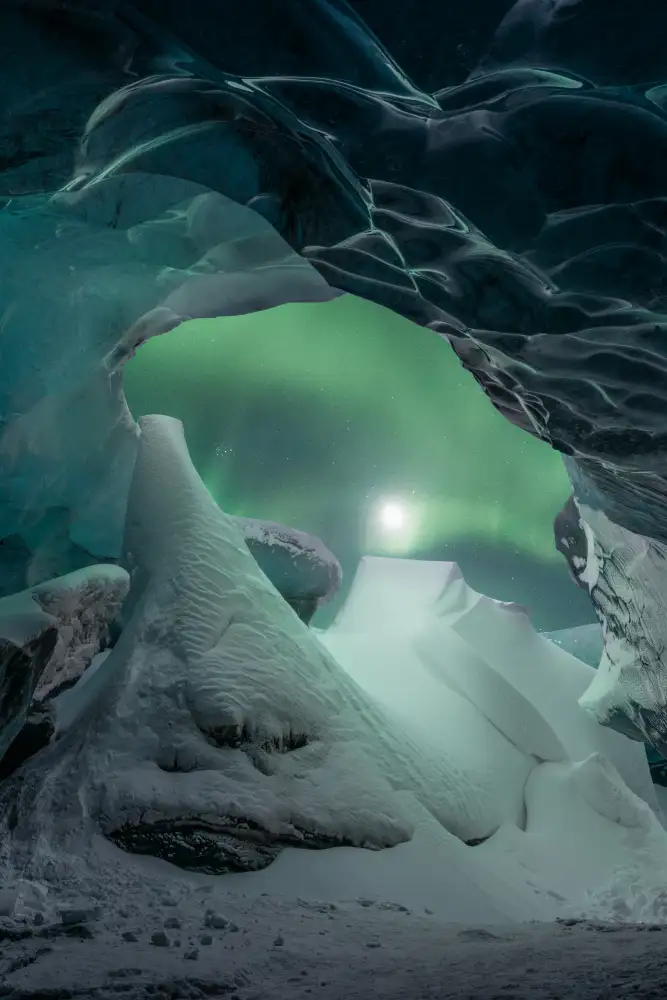 Castan, Martin David: The Cave