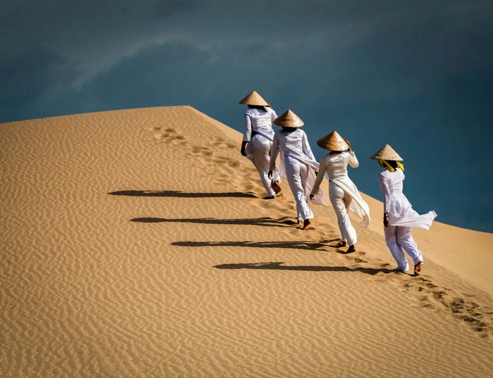 Kong, Yuk John: Walking up the sand dune
