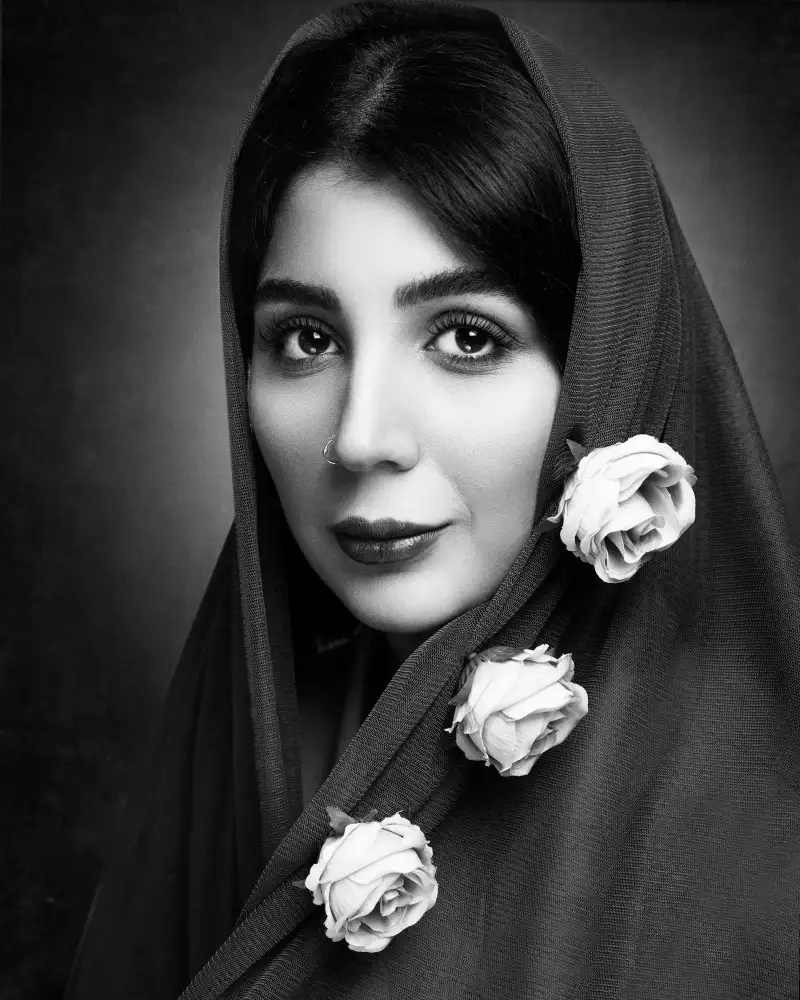 Heydari, Amir: A girl with beautiful flowers