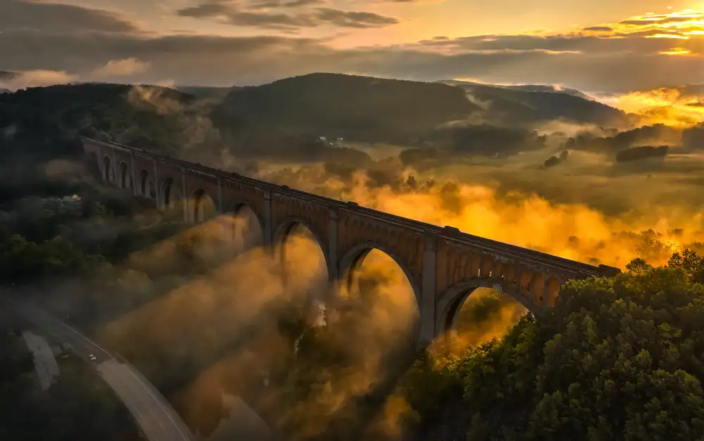 Rong, Herbert: Viaduct Sunrise