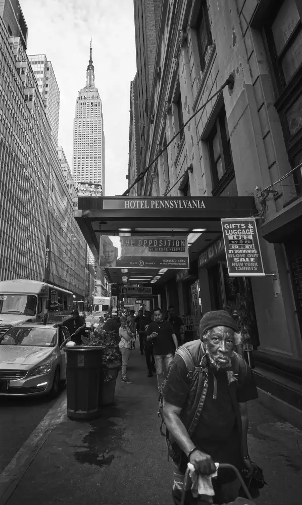 Lopez, Bartolome: New York, a city of contrasts.