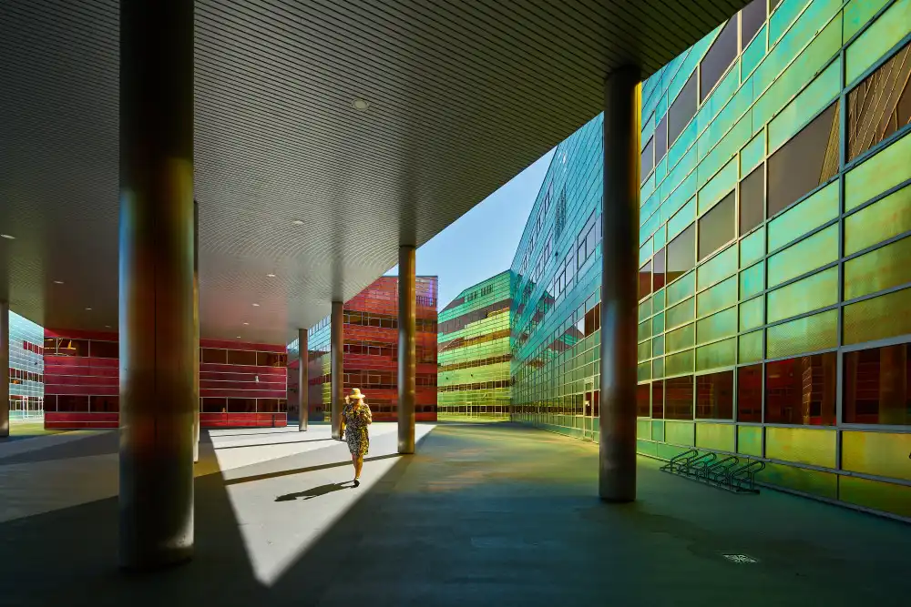 Echteld, Michael: Walking amongst the colours of La Defense