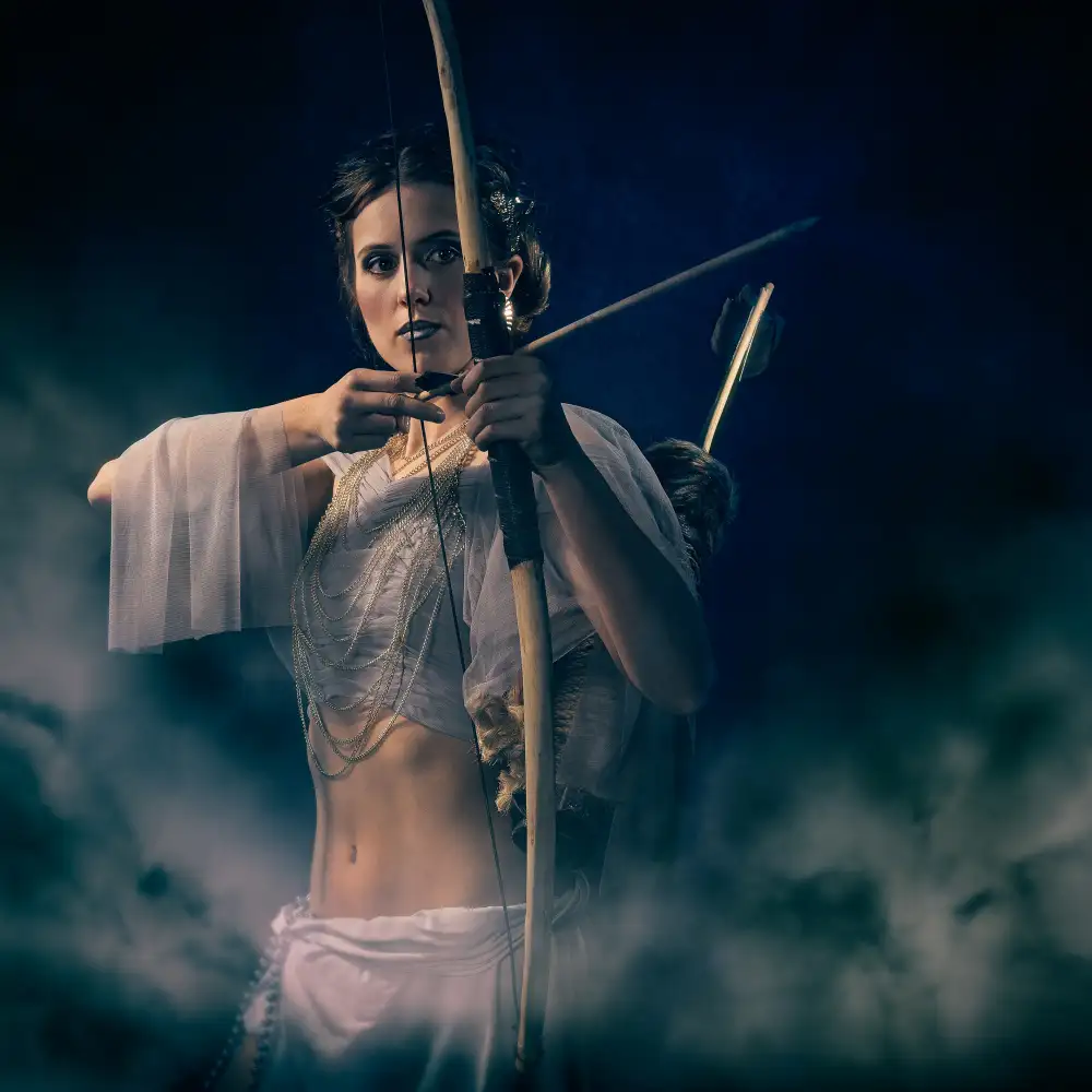 Mighorst, Ineke: Greek goddess with bow and arrow.