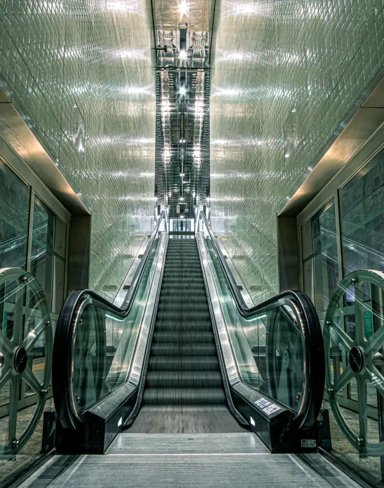 Louwen, Fred: Rolltreppe fährt nach unten.