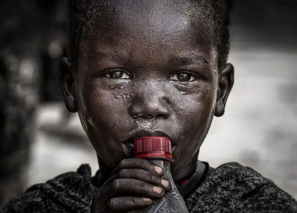 Garmendia, Inazio Joxe: Child with a bottle - South Sudan