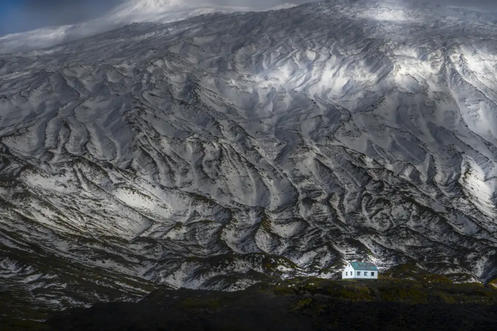 Zhong, John-Mei: A house at the foot of a snowy mountain
