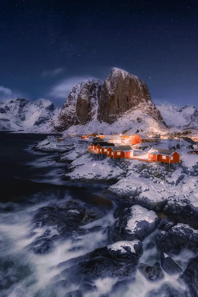 Xu, Mei: Hamnøy at Night