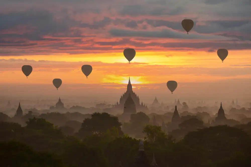Intarob, Sarawut: Bagan, balloons flying over ancient temples