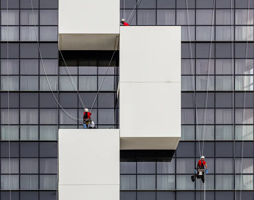 Urrutia, Adolfo: Cleaning the facade
