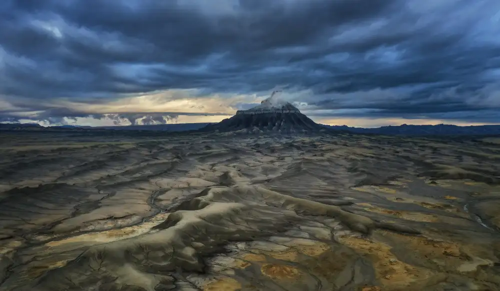 W, Joanna: Cloudy morning at Factory Butte