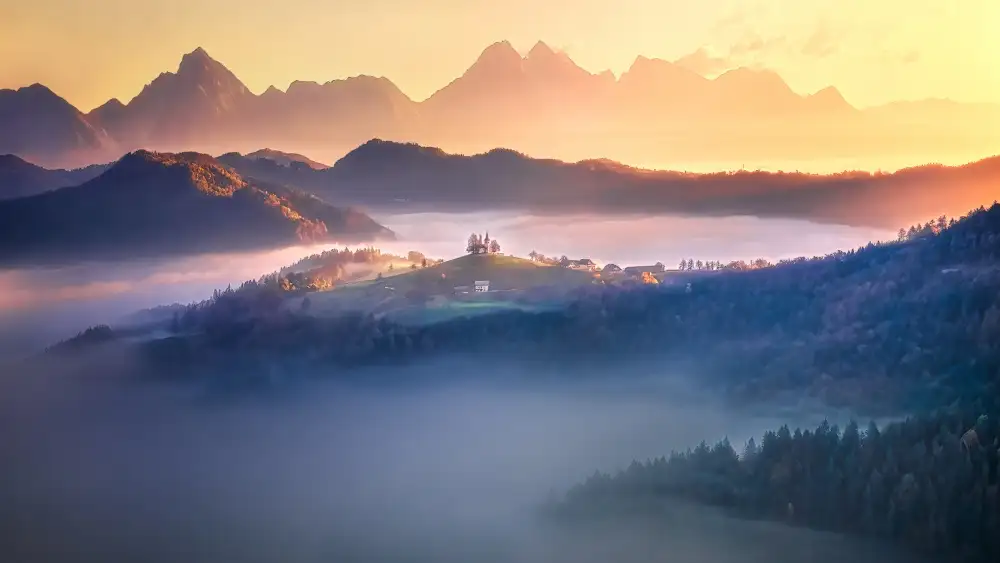 Yang, Jianping: Misty Morning at Saint Thomas