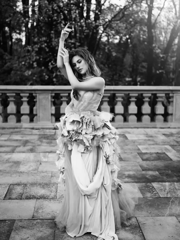 Lee, Martin: The girl on the balcony