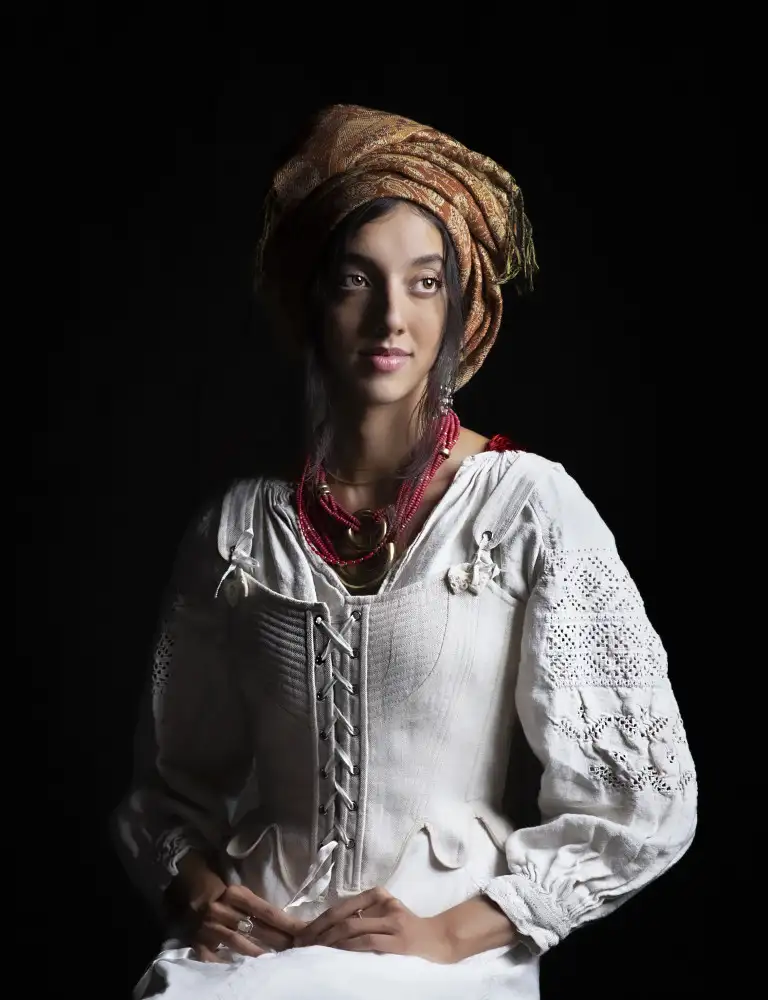 Zhao, Emma: Fille en robe blanche