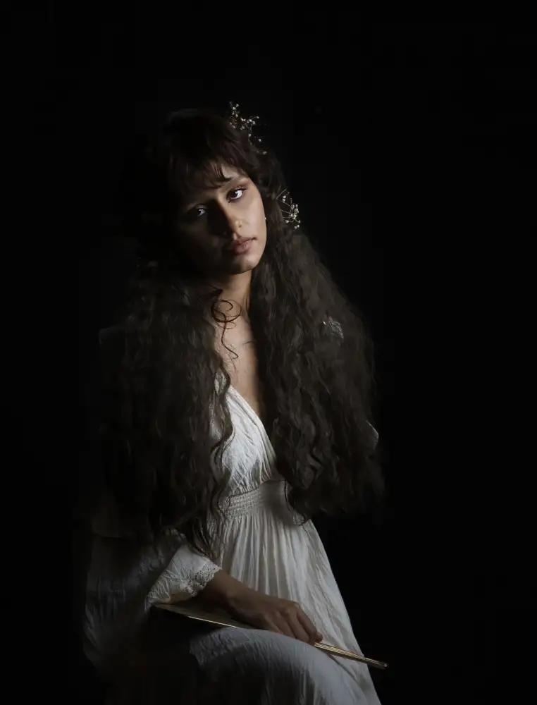 Zhao, Emma: Fille en robe blanche