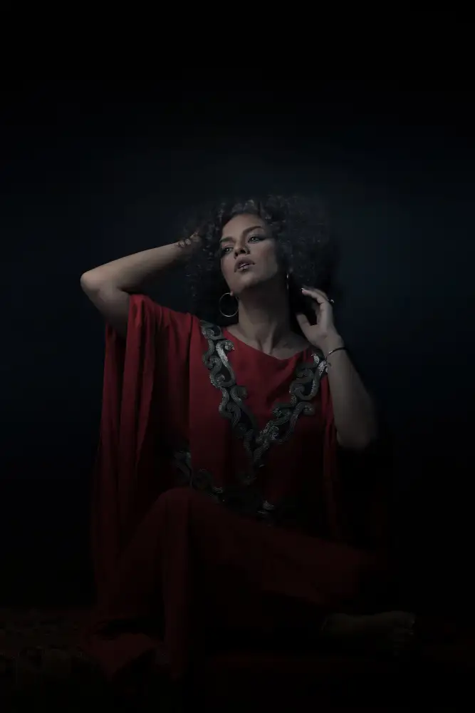 Hasheminasab, Moein: Ragazza persiana