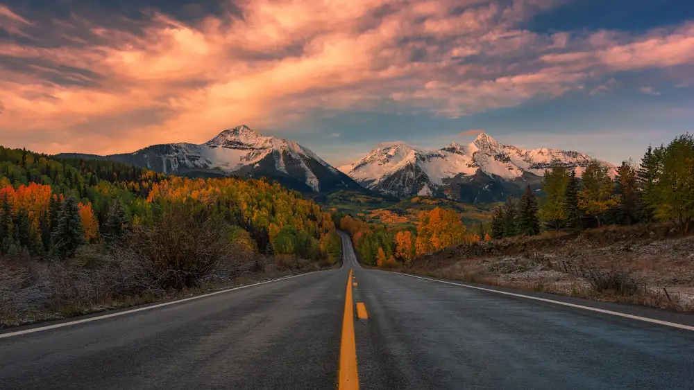 Xu, Mei: Epic Autumn Driving Road in Colorado