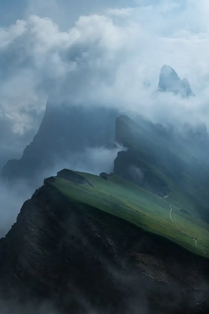 Simoon: Berge in Wolken