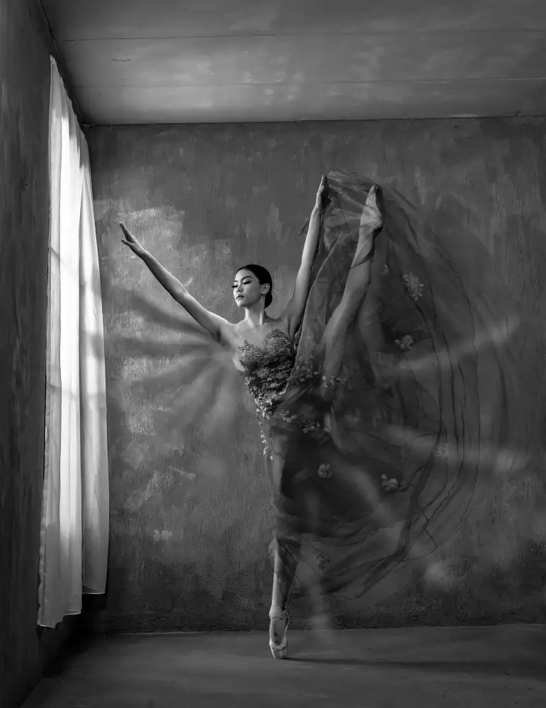 Bunjamin, Antonyus: Movimiento de bailarina cerca de la ventana