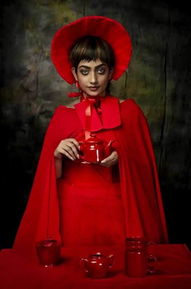 BHATTACHARYYA, PARTHA: LA SIGNORA CON LA TEIERA ROSSA