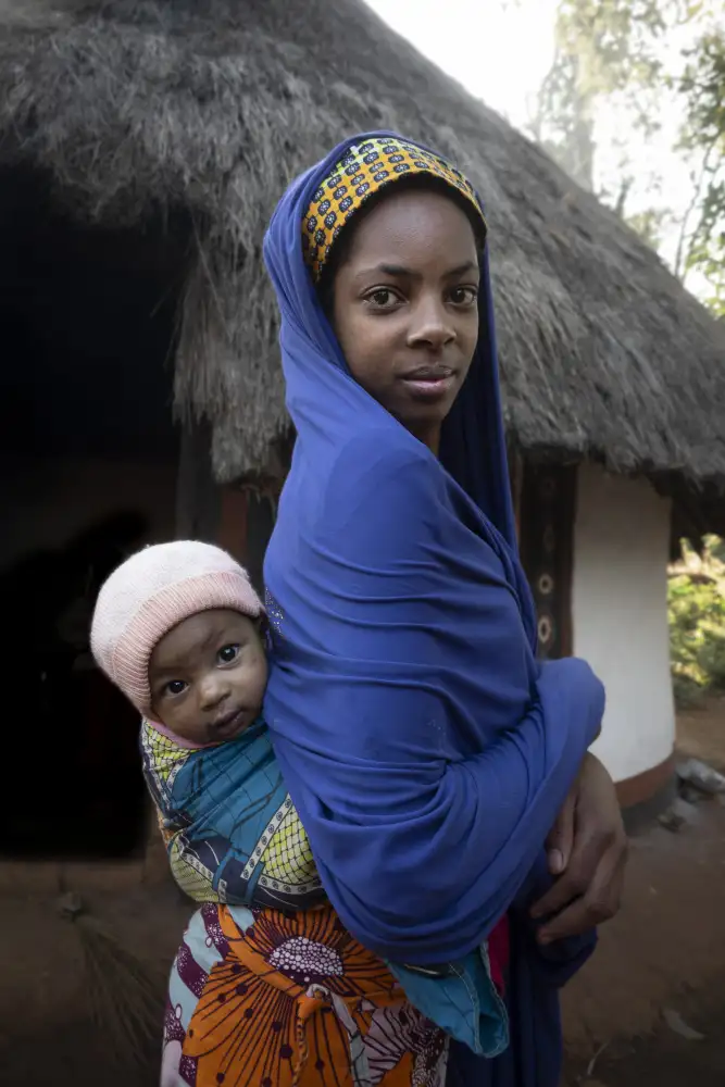 Molina, Elena: jeune maman avec son enfant au palais Idool,Cameroun