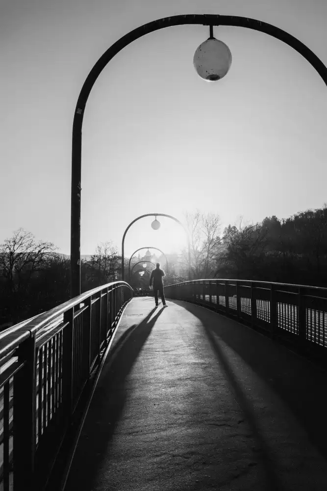 Yamamoto, Eiji: Mann im Gegenlicht auf einer Brücke
