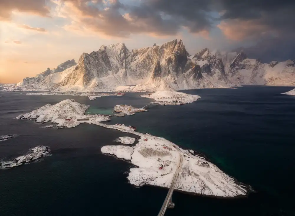 Zheng, Michael: Nebliger Sonnenuntergang auf den Lofoten