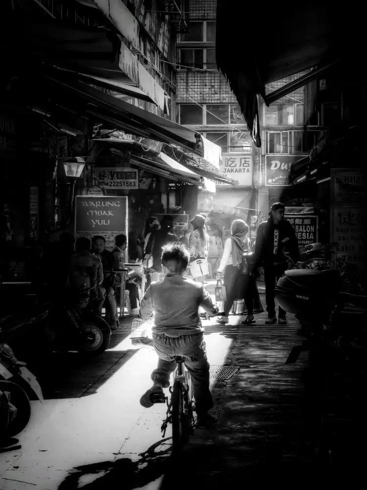 Wang, Yi-Tang: Morning alley light and shadow