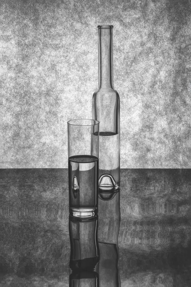 Barkow, Brig: Nature morte en noir et blanc avec des ustensiles en verre