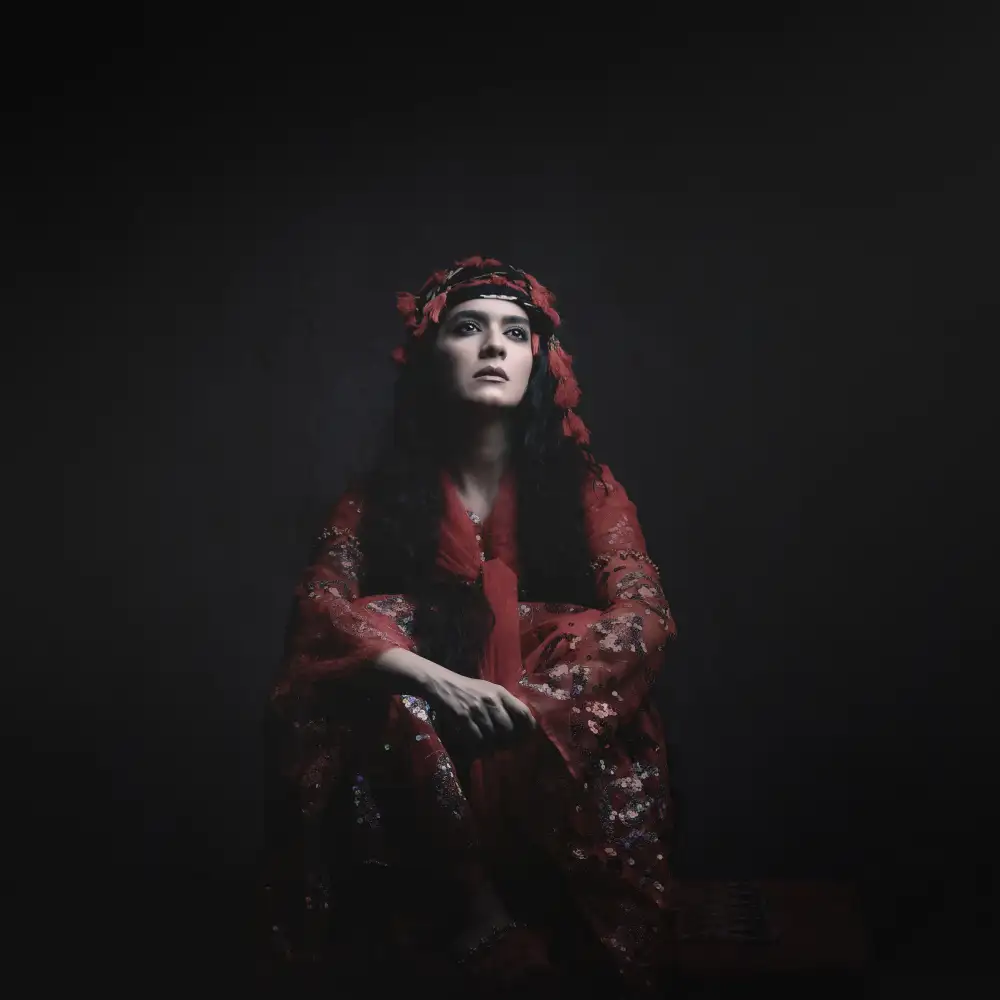Hasheminasab, Moein: Ragazza persiana