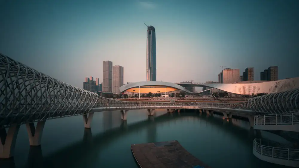 Feng, Calvin: La ciudad