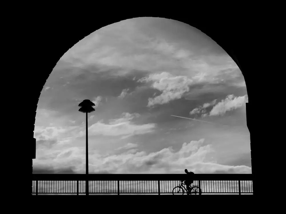 Yamamoto, Eiji: Radfahrer,Wolken und Straßenlaterne im Bogen