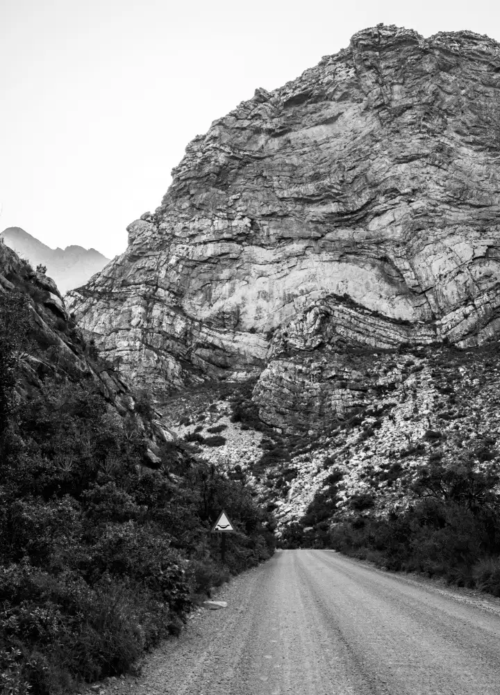 Lourens, Claudi: Black and White Road between the mountains