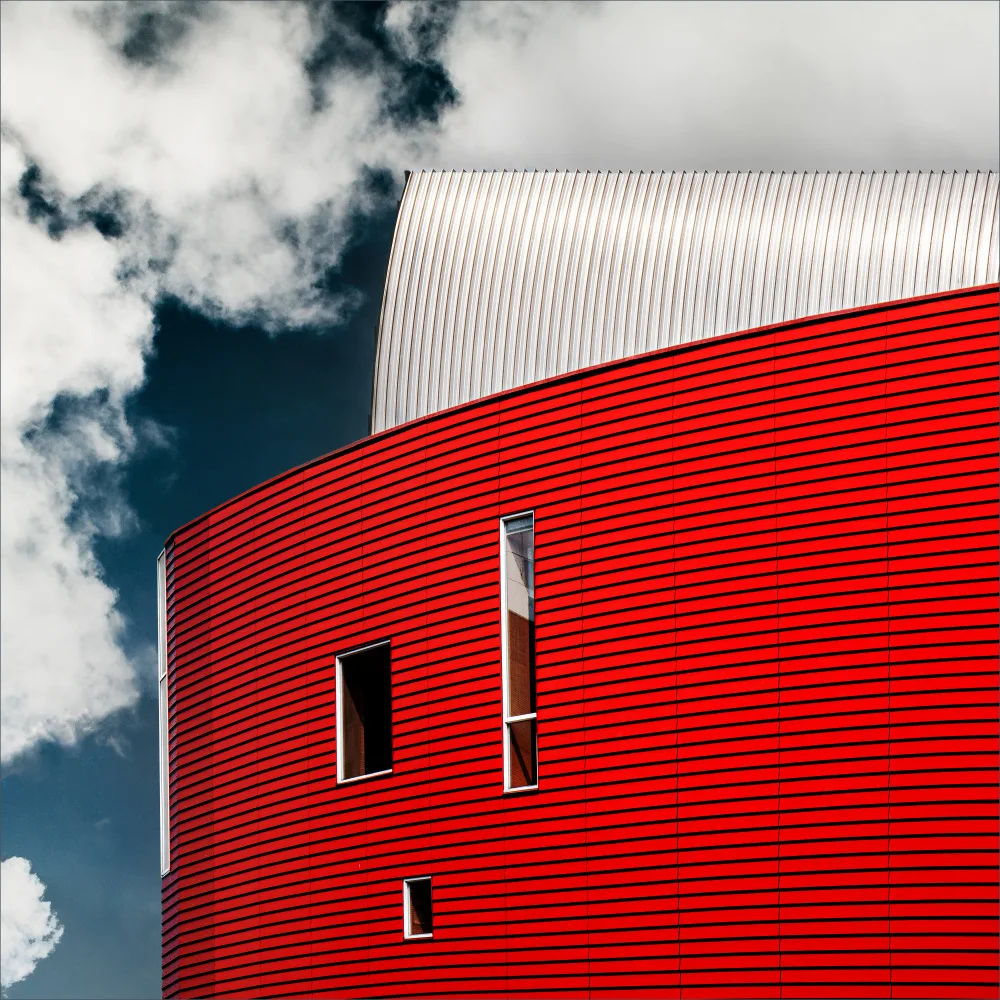 Claes, Gilbert: Three tiny windows in red wall
