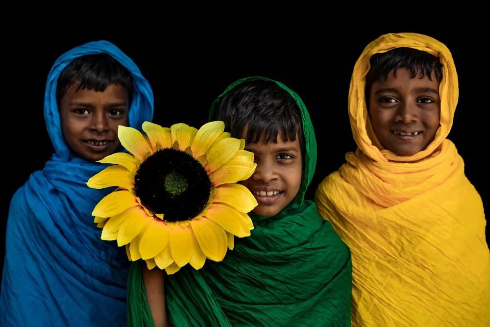 Das, Prithul: Child portrait with sunflower
