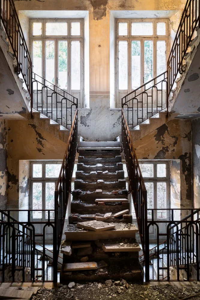 Robroek, Roman: Broken Staircase