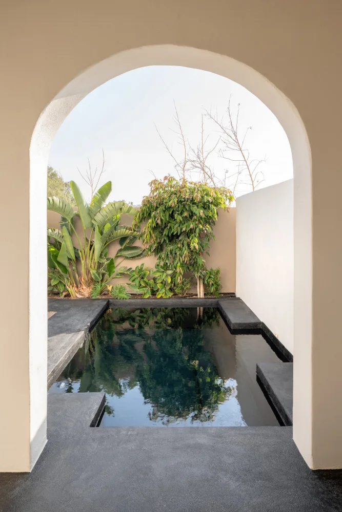 Minorstep: The Istoria Hotel Pool