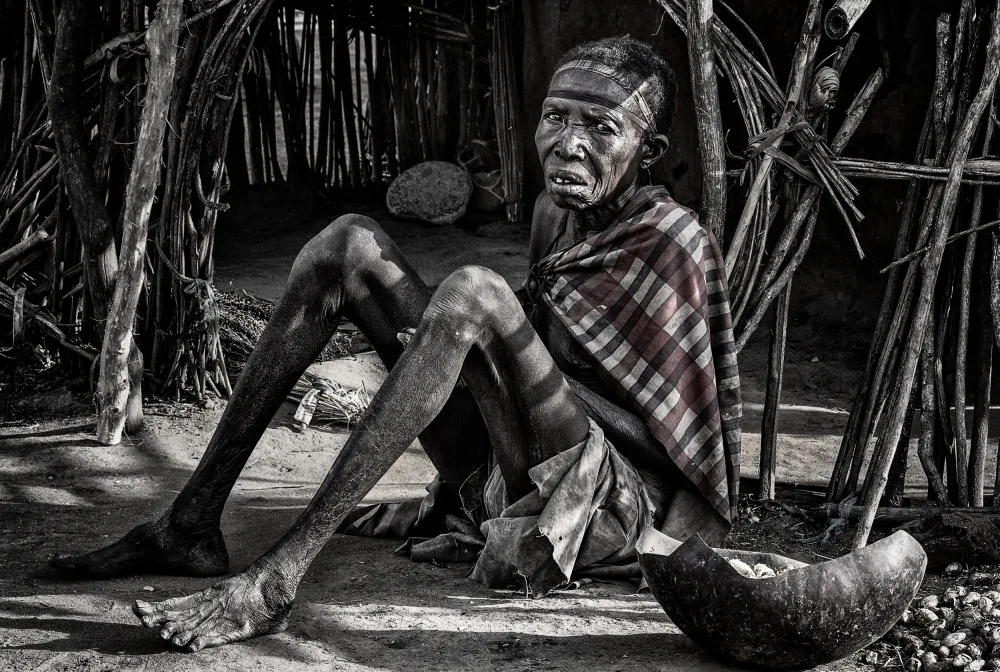 Garmendia, Inazio Joxe: Elderly woman at the entrance of her home in a Laarim tribe village.