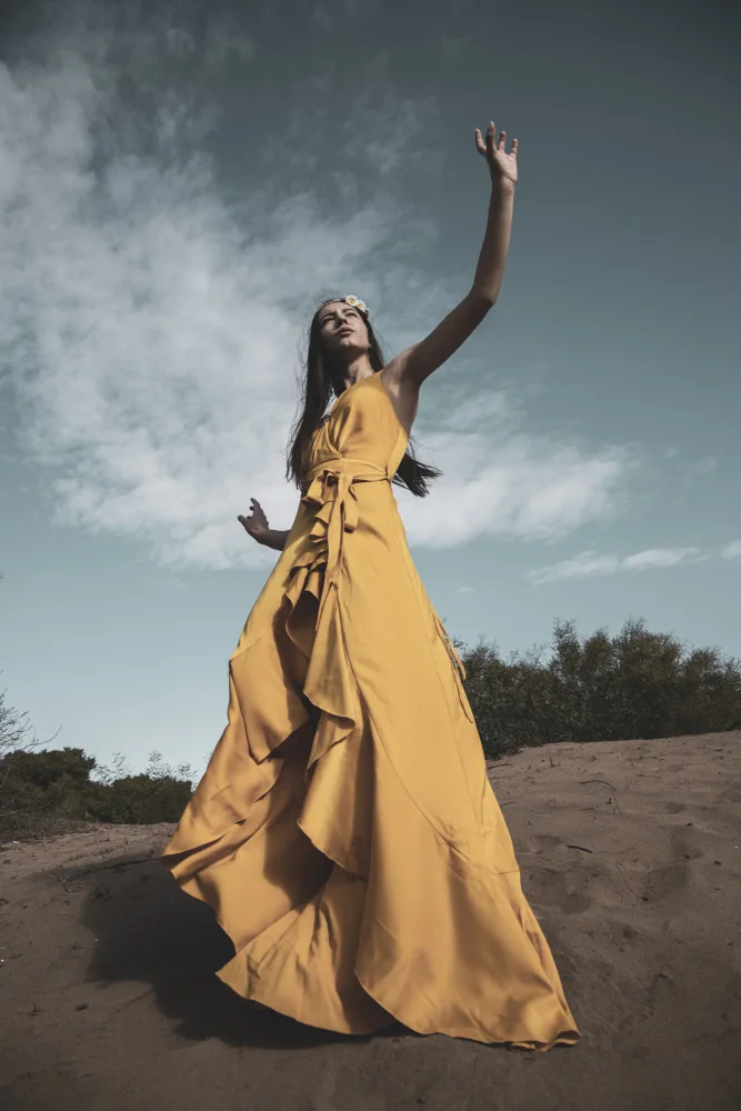 akyurt, engin: donna in abito giallo