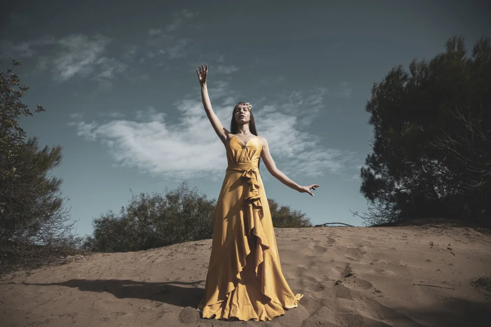 akyurt, engin: donna in abito giallo