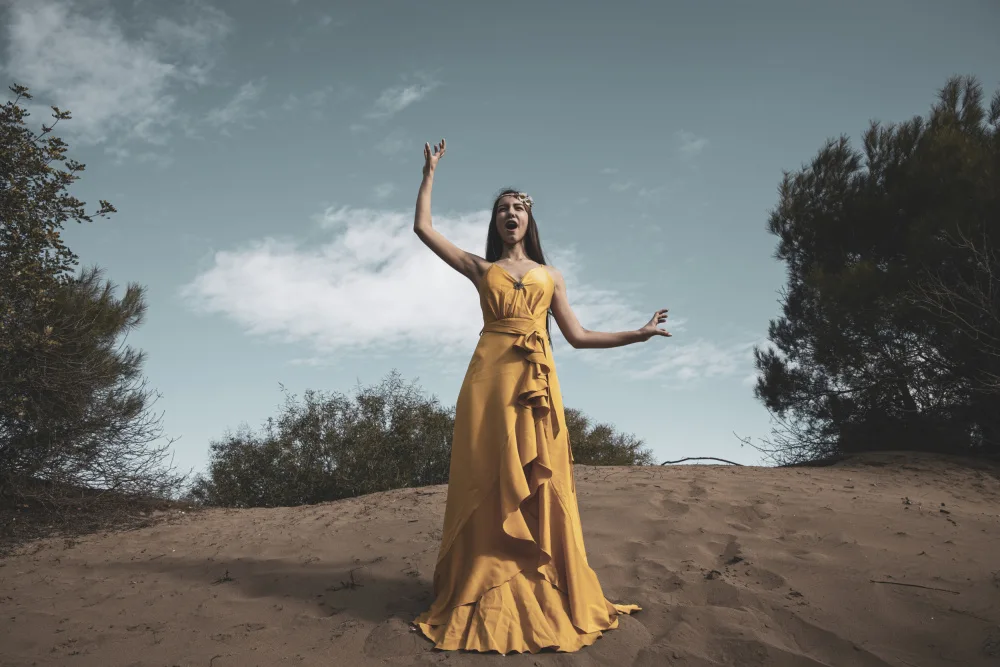 akyurt, engin: femme en robe jaune