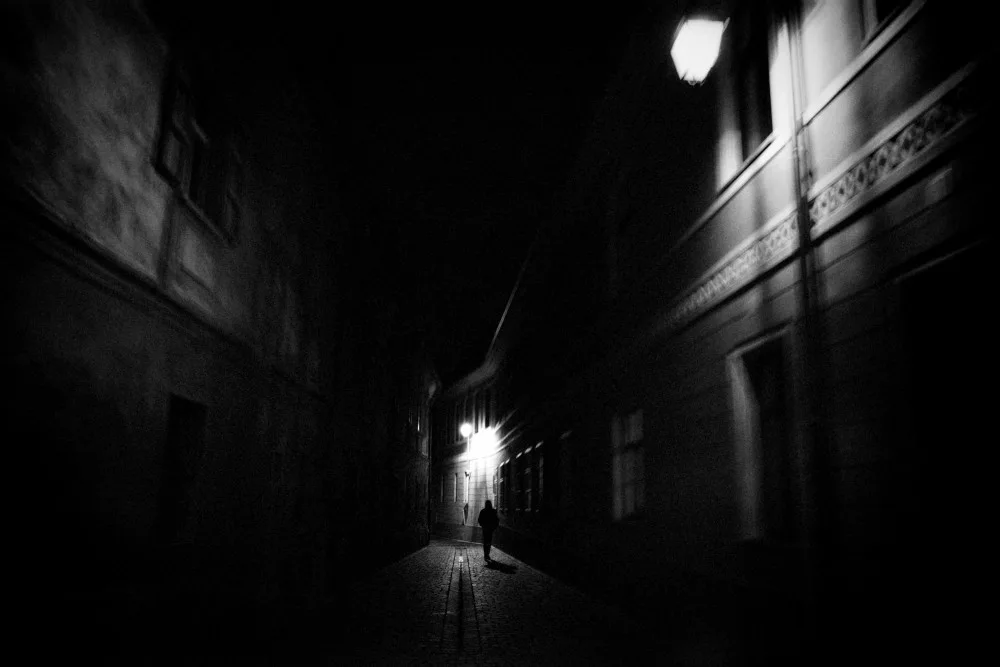 Elena, Raceala: Between