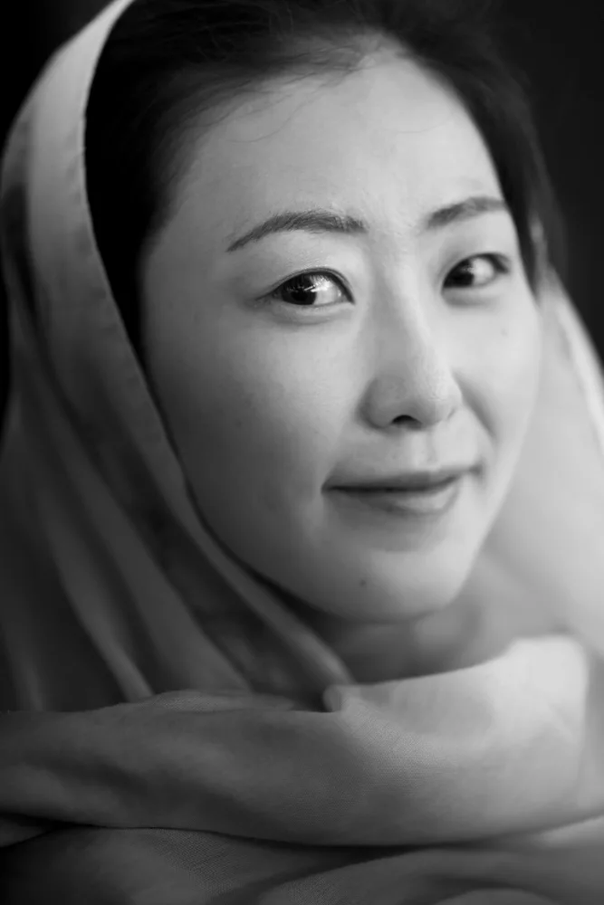 akyurt, engin: ritratto di una donna asiatica