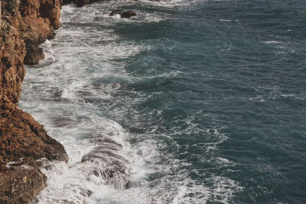 akyurt, engin: onde e rocce del mare
